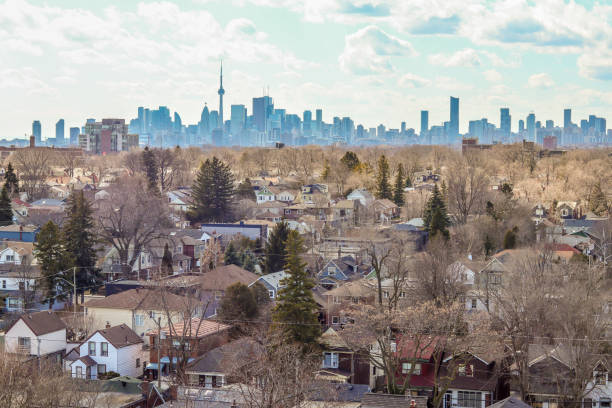 vista al paisaje del centro de toronto desde east york, toronto, canadá. vista al paisaje de la ciudad. la foto fue tomada en el este de york el 14 de febrero de 2021 - natural landmark nature recreational pursuit ontario fotografías e imágenes de stock