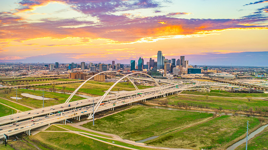 Panorama aéreo skyline del centro de Dallas, Texas, EE.UU. photo