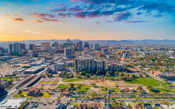 phoenix, arizona, usa downtown skyline aerial - tafelberg berg stock-fotos und bilder