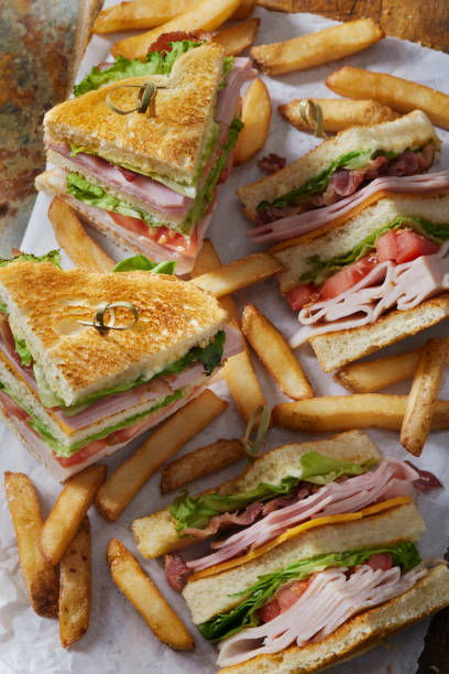 classico panino roast chicken club house con patatine fritte - sandwich turkey cold cuts snack foto e immagini stock