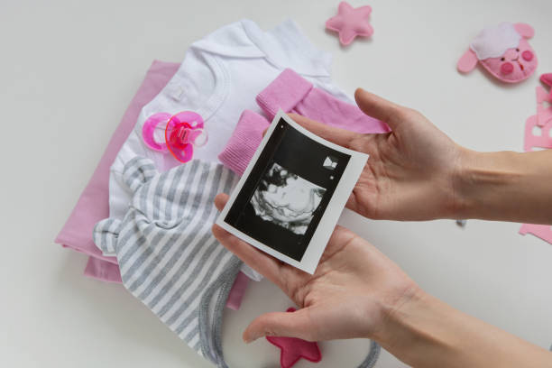 младенческая одежда младенца девушка соску ультразвук на фоне - human pregnancy baby shower image color image стоковые фото и изображения