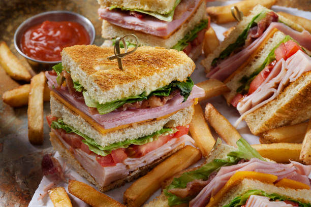 classico panino roast chicken club house con patatine fritte - sandwich turkey cold cuts snack foto e immagini stock