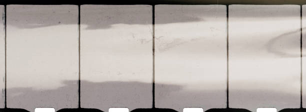 leerer oder leerer 8mm filmrahmen mit schwarzem rand und staub. - 8mm stock-fotos und bilder