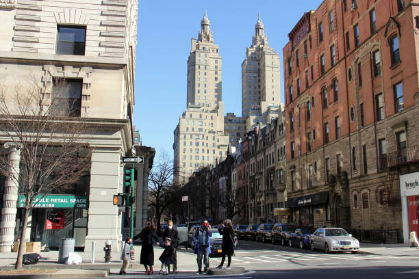 escena callejera en el upper west side, en las torres gemelas de fondo de the san remo, nueva york, ny - upper west side manhattan fotografías e imágenes de stock