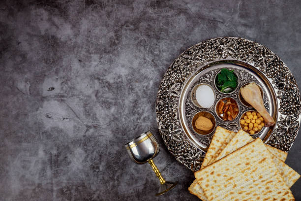 chleb matzoh z kiddush i seder. żydowska koncepcja świąt paschy. - passover judaism seder kiddush cup zdjęcia i obrazy z banku zdjęć