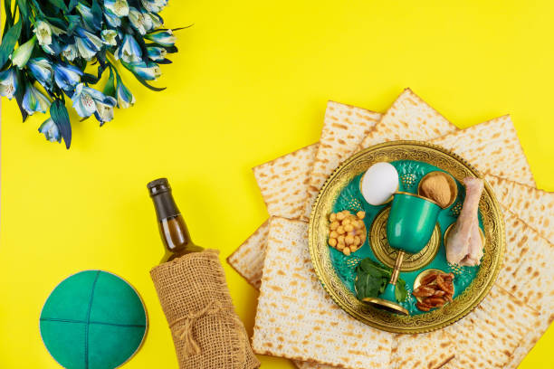 tradycyjny chleb matzah z kiddush i seder. żydowska koncepcja świąt paschy. - passover judaism seder kiddush cup zdjęcia i obrazy z banku zdjęć
