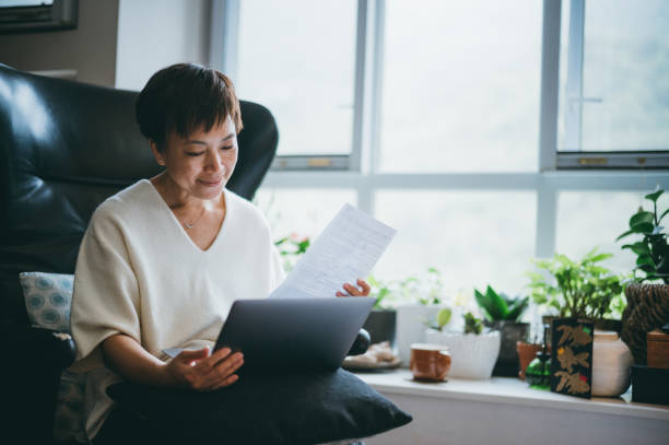 심각한 고위 아시아 여자 에 청구서 확인, 집에서 컴퓨터 앞에서 비용을 계산 - retirement 401k finance pension 뉴스 사진 이미지