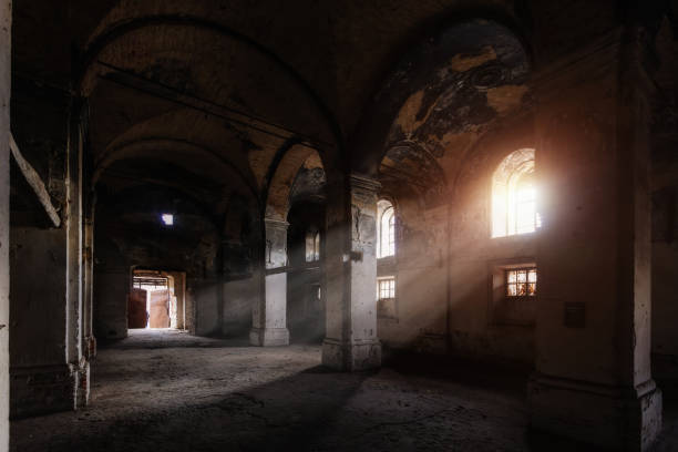 wnętrze mrocznego, opuszczonego kościoła luterańskiego najświętszej maryi panny - abandoned church indoors dirty zdjęcia i obrazy z banku zdjęć