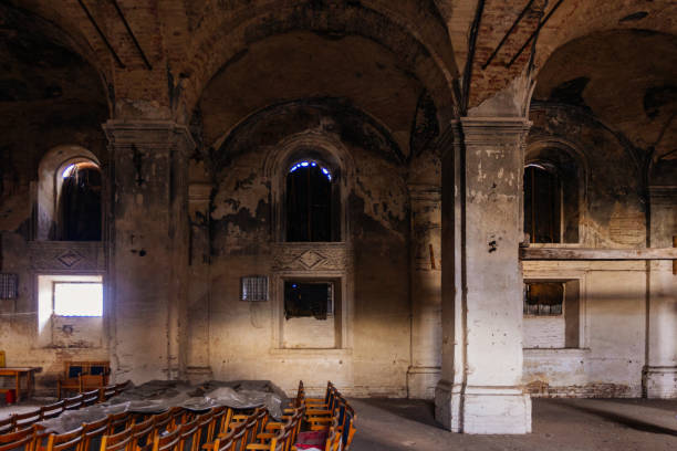 聖母マリアの暗い不気味な放棄ルーテル教会の内部 - inside of indoors castle column ストックフォトと画像