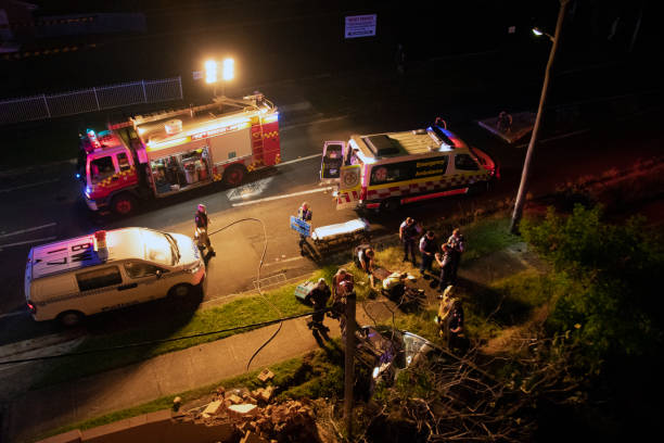 schrecklicher autounfall, auto prallt in gebäude. - new south wales flash stock-fotos und bilder