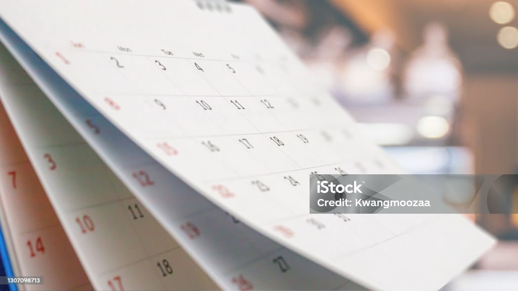 Close-up-White-Paper-Schreibtischkalender mit verschwommenem Bokeh-Hintergrundtermin und Business-Meeting-Konzept - Lizenzfrei Kalender Stock-Foto