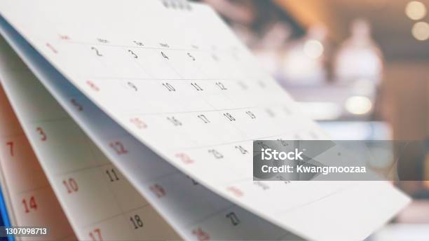 Closeupwhitepaperschreibtischkalender Mit Verschwommenem Bokehhintergrundtermin Und Businessmeetingkonzept Stockfoto und mehr Bilder von Kalender