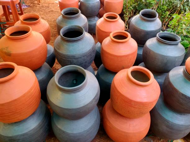 un pot d’eau argileux pot en terre pour le stockage de l’eau pots d’argile non seulement refroidir l’eau vers le bas, ils fournissent également la guérison avec les éléments de la terre. - crock pot photos et images de collection