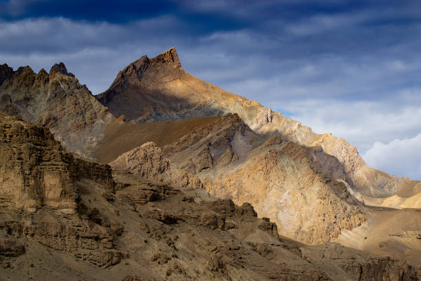 paesaggio montano himalayano roccioso di kargil - kargil foto e immagini stock