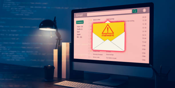 concetto di criminalità informatica, computer mostrano schermo malware che viene fornito con e-mail, hackerare password da conti bancari e dati personali. - spyware foto e immagini stock