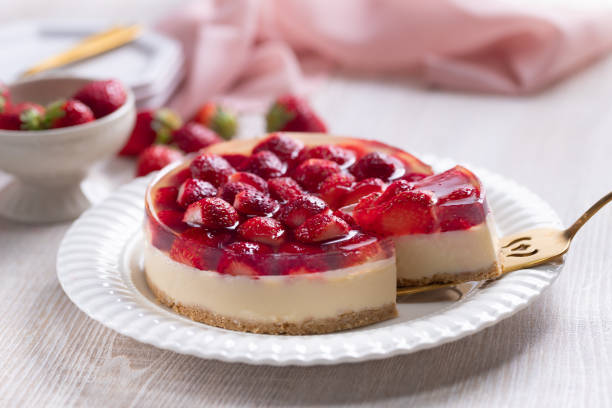 fetta di cheesecake con topping di gelatina di fragole su spatola - dessert fruit torte red foto e immagini stock