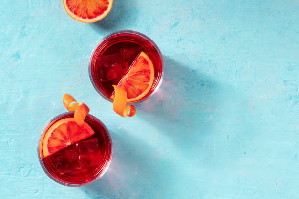 cócteles negroni decorados con naranjas de sangre, tiro superior - aperitivo bebida alcohólica fotografías e imágenes de stock