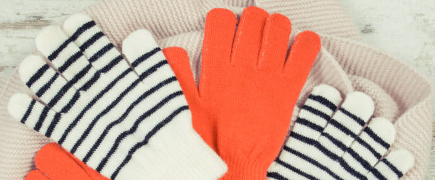 wełniane kobiece rękawiczki i szaliki, odzież na jesienną lub zimową koncepcję - womanly zdjęcia i obrazy z banku zdjęć