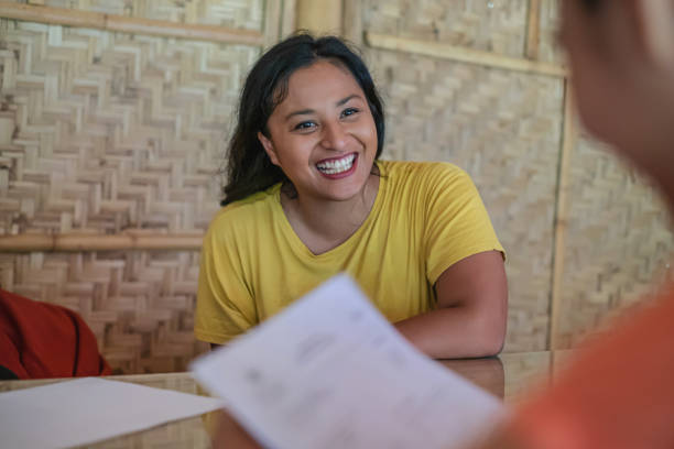 femme malaisienne ayant un entretien d’embauche pour une organisation environnementale à but non lucratif - candid talking beautiful casual photos et images de collection