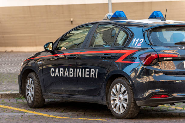 auto dei carabinieri parcheggiata in città - carabinieri foto e immagini stock