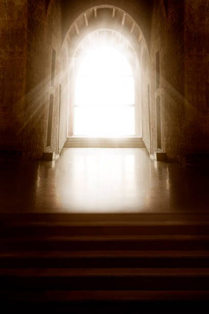 교회 인테리어. 어두운 실내의 창 빛. 빈 계단 앞에서 빛나는 문. 미스터리 배경 - church sunbeam sunlight indoors 뉴스 사진 이미지
