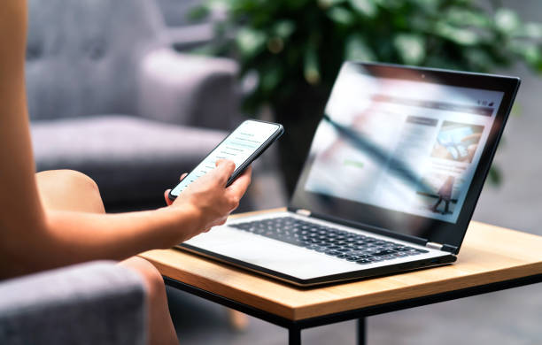 wifi sans fil pour le travail à distance dans le bar-salon de l’aéroport, hall de l’hôtel ou café. téléphone et ordinateur portable. femme utilisant le smartphone et l’ordinateur pc moderne d’ordinateur portable sur la table. - site internet photos et images de collection