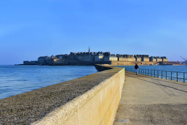 st malo intra muros city - intra coastal imagens e fotografias de stock