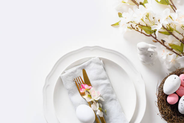 arrangement de table de pâques avec des fleurs fleurissantes sur la table blanche. - floral centerpiece photos et images de collection