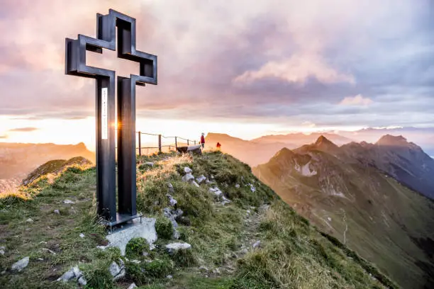 Resting bench and the summit cross on the Schöngütsch, view of the Augstmatthorn (horizontally mirrored), towards Interlaken, hiking in the Bernese Oberland, Alps, Switzerland