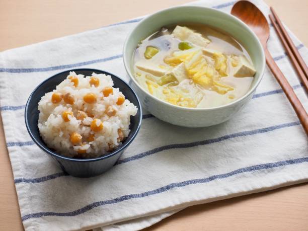 アジア料理 白米とシサーアリエチヌム、味噌汁 - cicer ストックフォトと画像