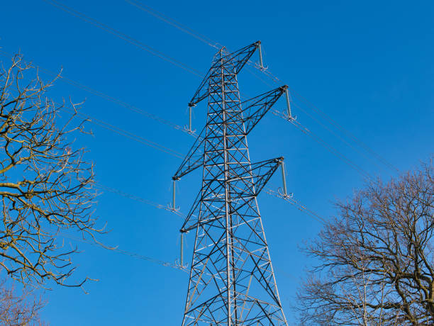 um poste de transmissão de eletricidade de alta tensão no inverno - parte da rede nacional para a distribuição de energia por cabos aéreos no reino unido. - overhead wires - fotografias e filmes do acervo