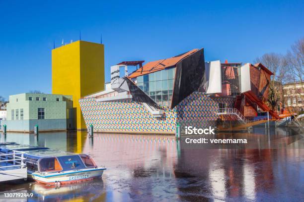 Cruiseboot Voor Het Moderne Museum In Groningen Stockfoto en meer beelden van Groningen - Stad - Groningen - Stad, Museum, Architectuur