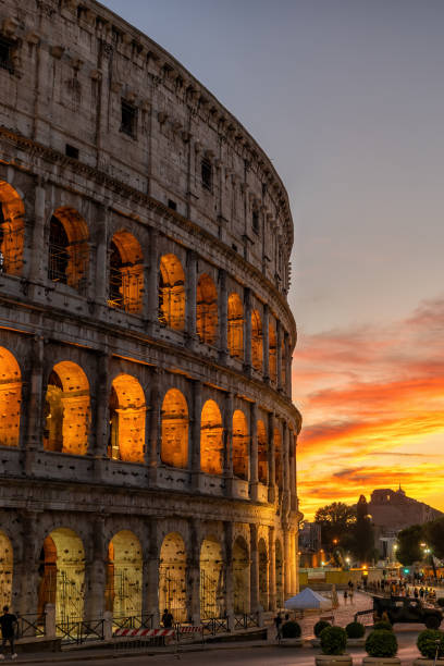 colosseo a roma al tramonto - rome coliseum famous place architecture foto e immagini stock