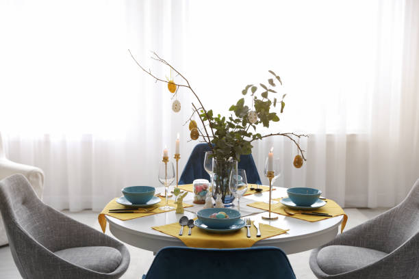 bellissimo tavolo pasquale con decorazioni festive all'interno - breakfast easter yellow easter egg foto e immagini stock