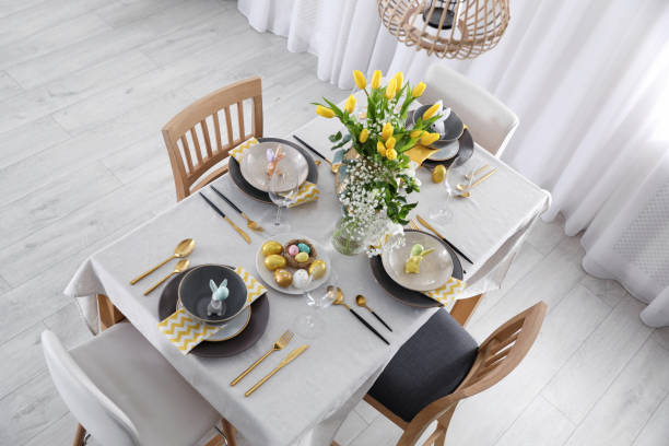 bellissimo tavolo pasquale con decorazioni festive al chiuso, vista sopra - breakfast easter yellow easter egg foto e immagini stock