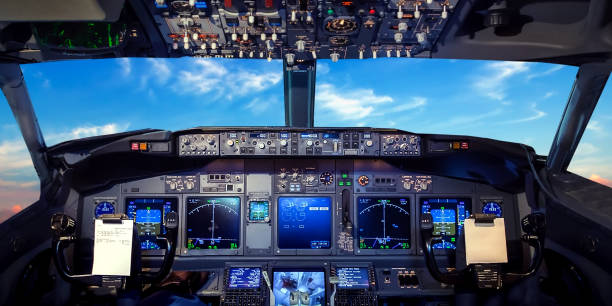 display jet di volo del pilota della cabina di pilotaggio - airplane boeing runway cockpit foto e immagini stock