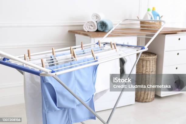 乾燥ラックに屋内で掛かる清潔な洗濯物 - 服装のストックフォトや画像を多数ご用意 - 服装, 乾かす, 洗濯