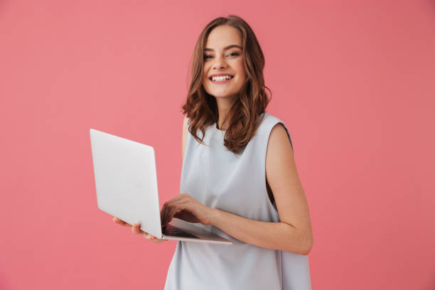 wesoła młoda kobieta za pomocą laptopa. szukam kamery. - cheerful happiness smiling teenager zdjęcia i obrazy z banku zdjęć