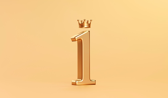 Premio de oro número 1 y corona de rey dorado sobre el fondo de éxito con el mejor concepto de campeón. Renderizado 3D. photo