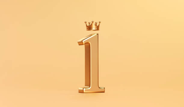 oro numero 1 e golden king crown award su sfondo di successo con il miglior concetto di campione. rendering 3d. - number1 foto e immagini stock