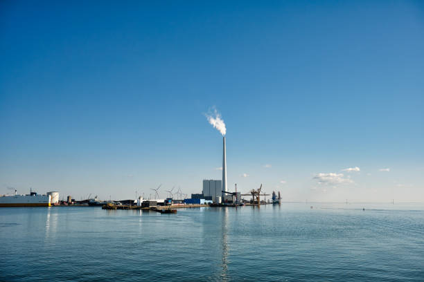 windkraftanlagen im hafen von esbjerg. dänemark - esbjerg stock-fotos und bilder