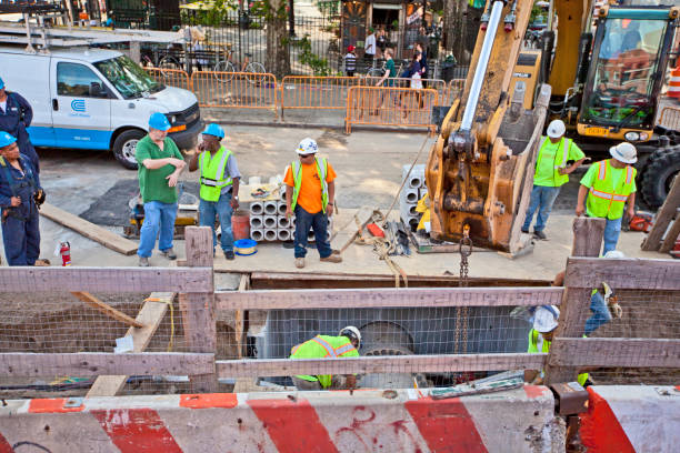 Trabajadores de la construcción realizan reparación de calles - foto de stock
