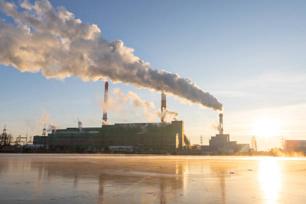 poluição do ar de uma usina de gás natural e carvão. emissões de substâncias nocivas na atmosfera. energia tradicional de hidrocarbonetos. produção de eletricidade e calor. conceito ecológico. - pollution smoke stack air pollution smoke - fotografias e filmes do acervo