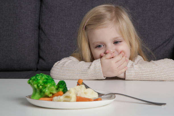 유아는 야채를 먹고 싶지 않아요. 그녀의 앞에 접시에서 야채를 거부 어린 소녀의 초상화. - eating obsessive child toddler 뉴스 사진 이미지