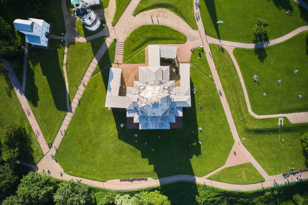 vista de cima para baixo da igreja da ascensão em moscou, rússia. gramado verde com trilhas e pessoas andando por aí - kolomenskoye - fotografias e filmes do acervo