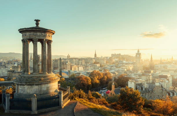 horizonte da cidade de edimburgo de calton hill., reino unido - edinburgh scotland castle skyline - fotografias e filmes do acervo