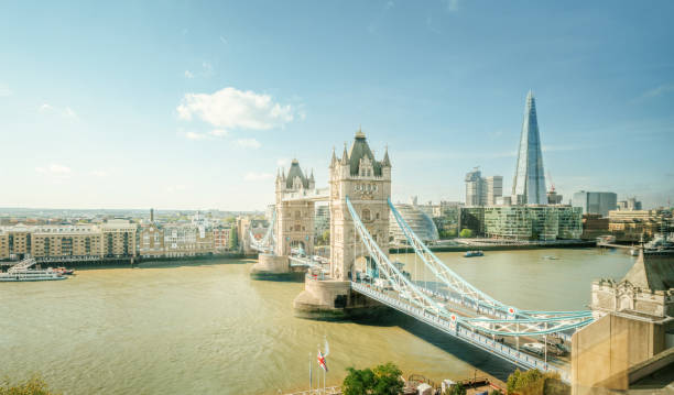 tower bridge, à londres - london england sunlight morning tower bridge photos et images de collection