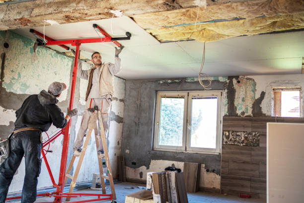 les travailleurs de la construction assemblent un plafond suspendu - restoring repairing house built structure photos et images de collection