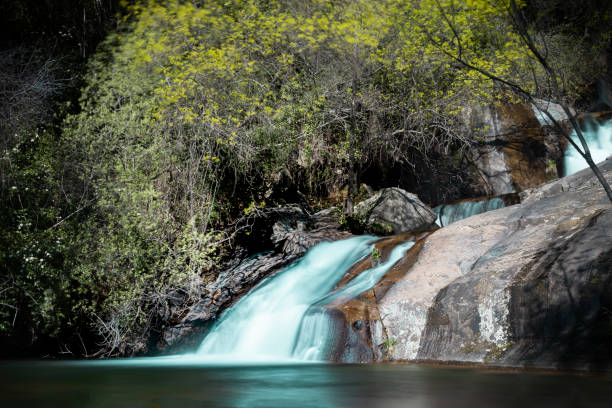 cachoeira na rota do desfiladeiro nogaledas localizada na cidade de navaconcejo no vale do jerte em cáceres - town of blossom - fotografias e filmes do acervo