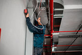 fachkundige-wartungsarbeiter-am-arbeitsplatz-mit-seinen-bauwerkzeugen.jpg?b=1&s=170x170&k=20&c=hs_8mZUeQkSYr3TKI6ZAPFpzJO7NVPcc0E-I6CR6O8I=